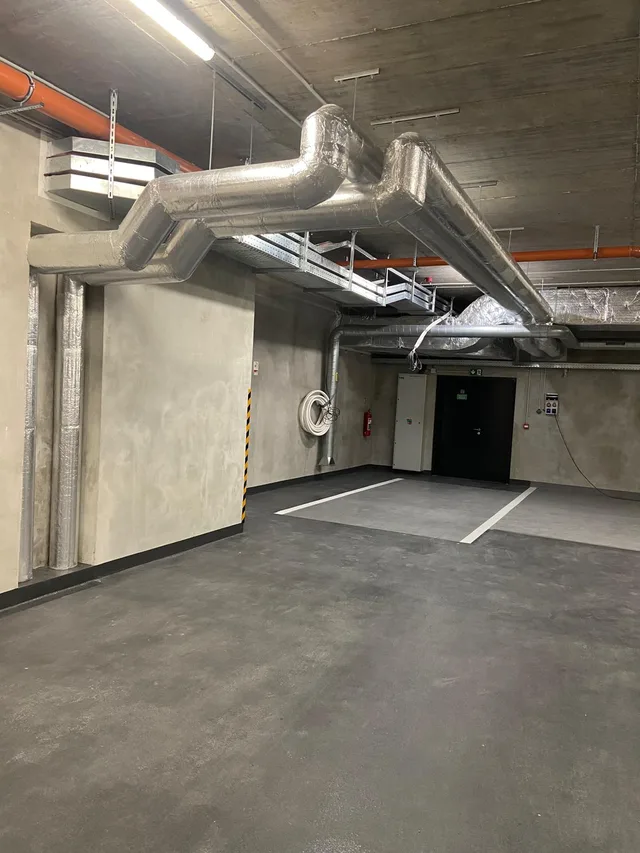 Elektroinstalace a osvětlení v podzemních garážích objektu