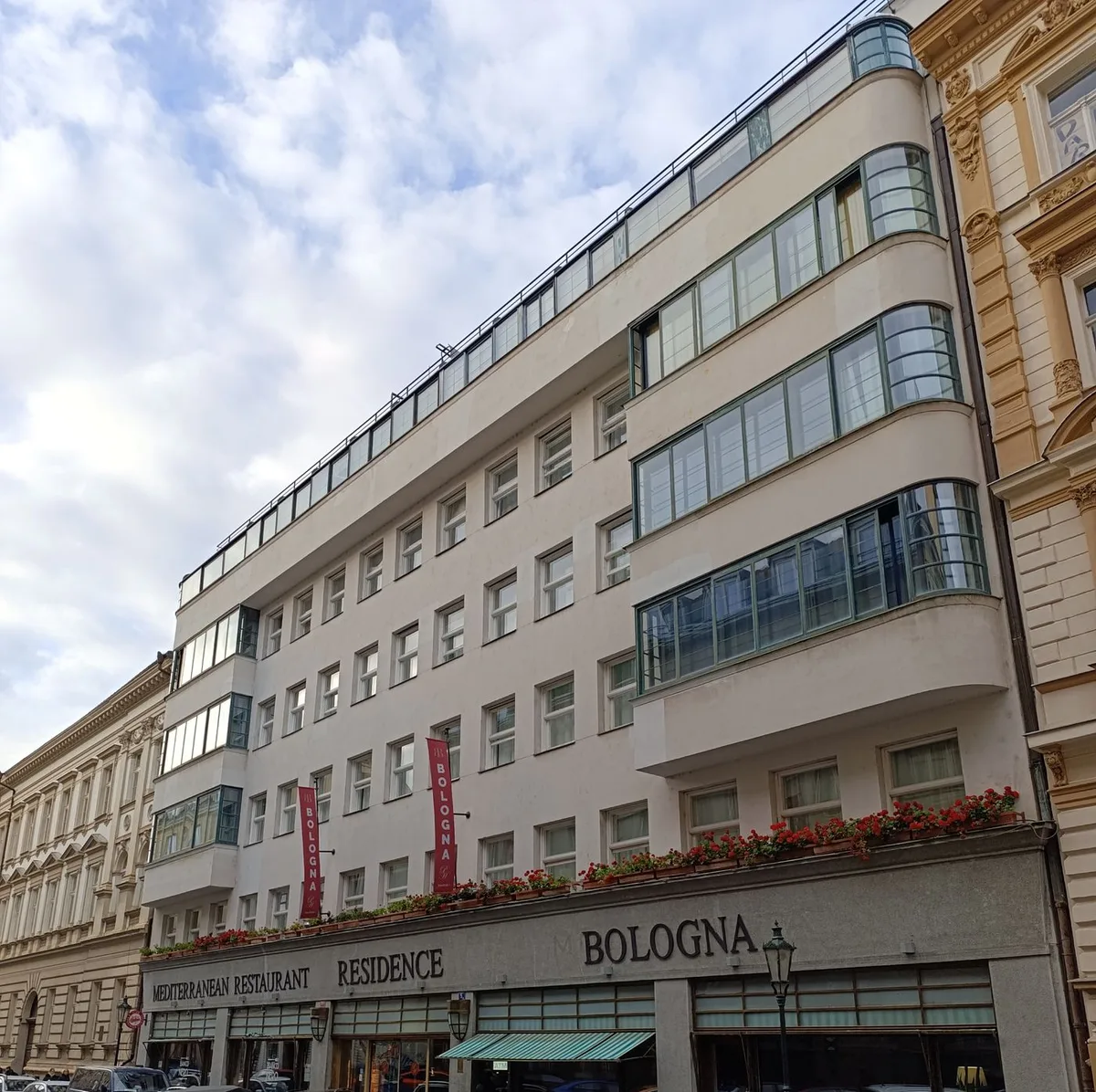Fasáda hotelu Bologna v Konviktské ulici na Starém Městě