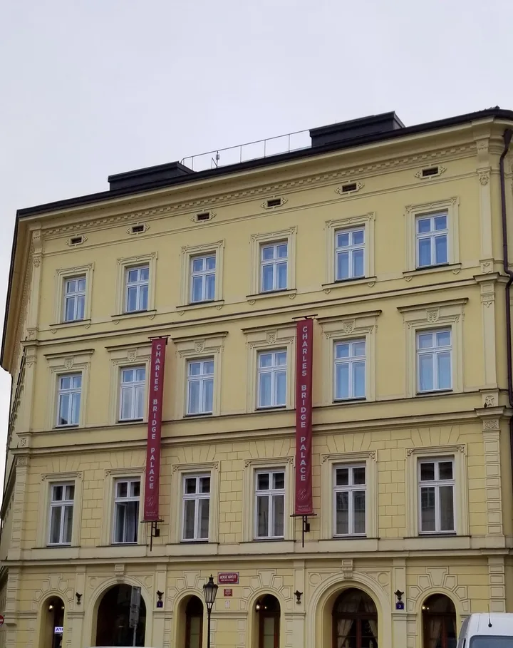 Fasáda hotelu Charles Bridge Palace na Anenském náměstí v Praze