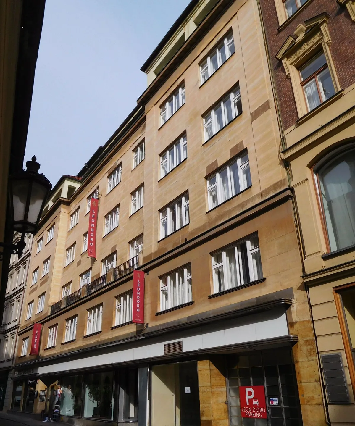 Fasáda hotelu Leon D'Oro v Havelské ulici kousek od Staroměstského náměstí