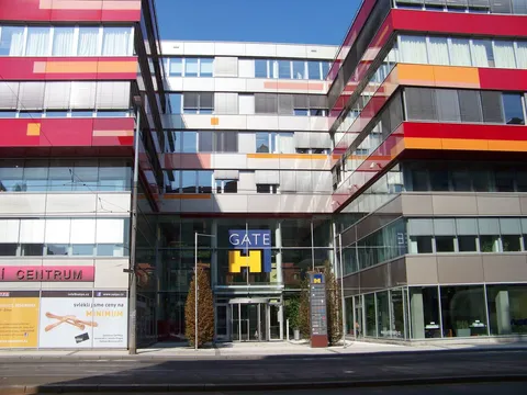 Vstup do administrativní budovy Smíchov Gate v Praze